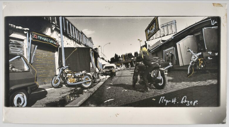 Stylo doré et argenté, gouache / Black and white silver print, gold and silver pen, gouache Pièce unique / Unique piece 17 x 30 cm (6 3/4 x 11 3/4 in.) / 40 x 50 cm (15 3/4 x 19 5/8 in.) encadré / framed