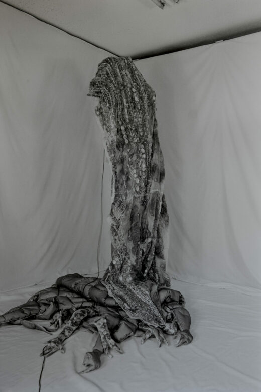 Impression sur papier baryté / Handprinted on baryta paper 90 x 60 cm (35 3/8 x 23 5/8 in.) 92 x 62 cm (36 1/4 x 24 3/8 in.) encadré / framed Edition de / of 5 + 2 AP