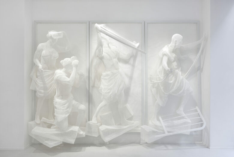Triptyque, grillage plastique thermoformé / Triptych, thermoshaped plastic mesh 240 x 345 cm (94 1/2 x 135 7/8 in.)
