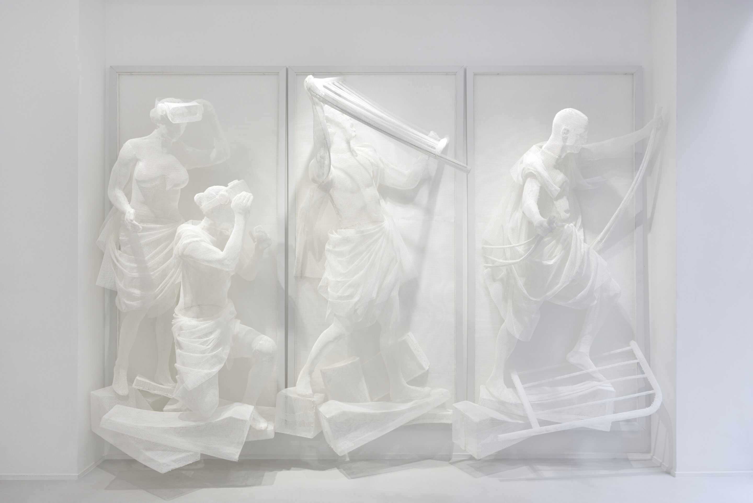 Triptyque, grillage plastique thermoformé / Triptych, thermoshaped plastic mesh 240 x 345 cm (94 1/2 x 135 7/8 in.)