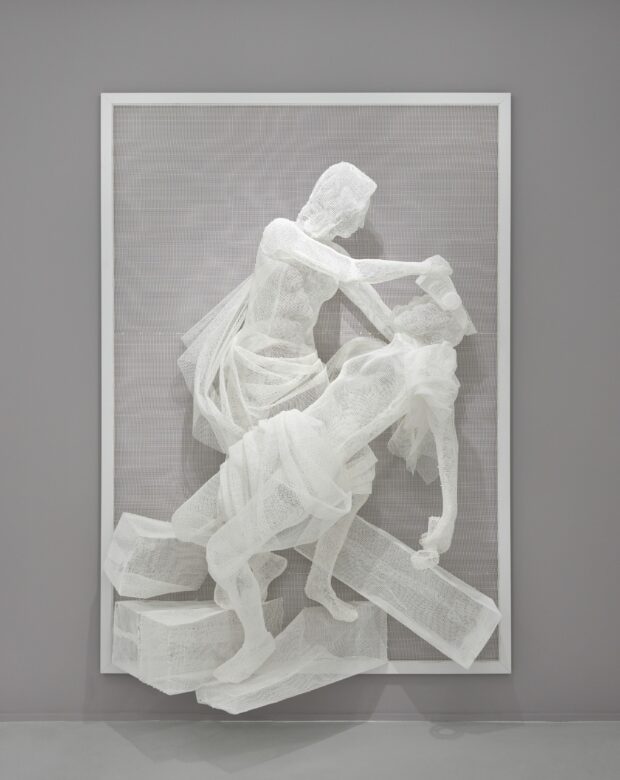 Grillage plastique thermoformé, métal / Thermoshaped plastic mesh 240 x 170 cm (94 1/2 x 66 7/8 in.)