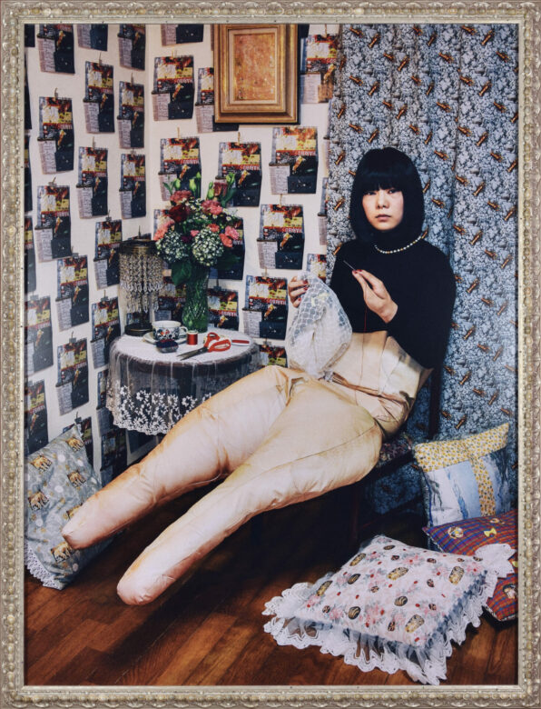 C-print, cadre unique décoré à la main / C-print, uniquely decorated frame 133 x 100 cm (52 3/8 x 39 3/8 in.) 141 x 109 cm (55 1/2 x 42 7/8 in.) encadré / framed Edition of 3 Photo : Rebecca Fanuele