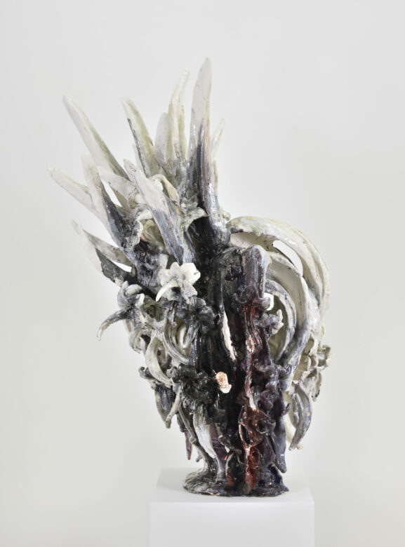 Céramique / Ceramics 101 x 65 x 48 cm (39 3/4 x 25 5/8 x 18 7/8 in.) 100 x 35 x 35 cm (39 3/8 x 13 3/4 x 13 3/4 in.) Socle / Plinth