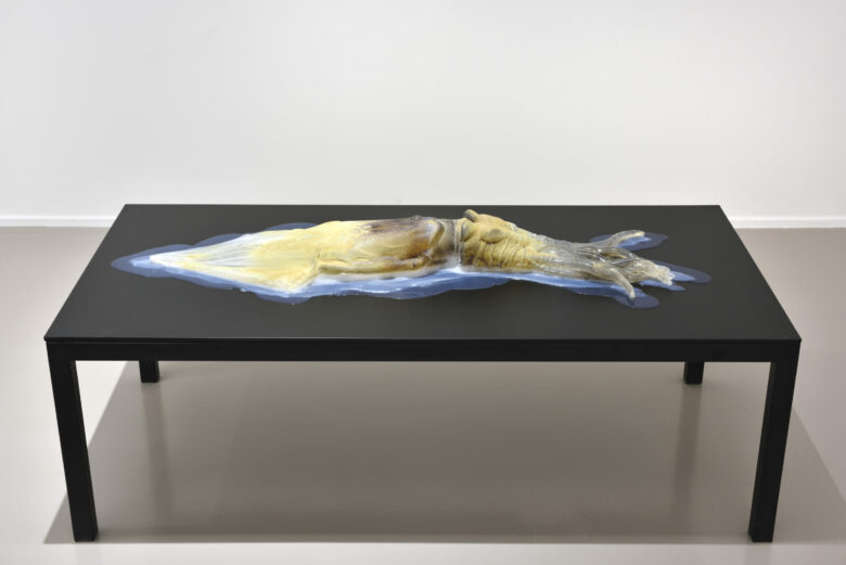 Verre, silicone, socle en métal / Glass, silicone, powder coated metal plinth 39 x 100 x 30 cm (15 3/8 x 39 3/8 x 11 3/4 in.) 56 x 125 x 70 cm (22 x 49 1/4 x 27 1/2 in.) Socle / Plinth