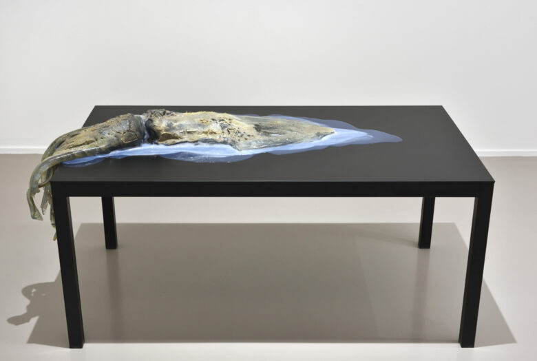 Verre, silicone, socle en métal / Glass, silicone, powder coated metal plinth 39 x 100 x 30 cm (15 3/8 x 39 3/8 x 11 3/4 in.) 56 x 125 x 70 cm (22 x 49 1/4 x 27 1/2 in.) Socle / Plinth