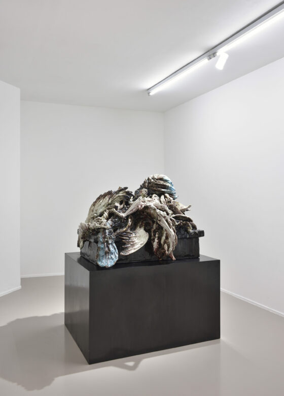 Céramique à combustion réduite / Ceramics 80 x 120 x 98 cm (31 1/2 x 47 1/4 x 38 5/8 in.) Socle en métal / Metal plinth: 70 x 122 x 100 cm (27 1/2 x 48 x 39 3/8 in.)