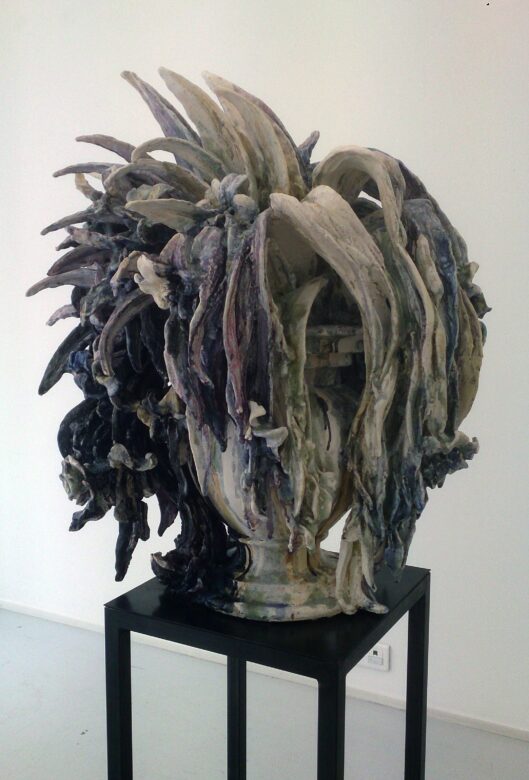 Grès blanc émaillé / Ceramics 90 x 69 x 67 cm (35 3/8 x 27 1/8 x 26 3/8 in.) Socle / Plinth: 80 x 40 x 40 cm (31 1/2 x 15 3/4 x 15 3/4 in.)