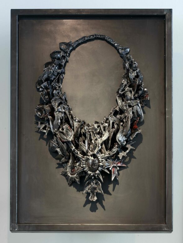 Grès noir émaillé, silicium, métal / Ceramics, platinum lustre 130 x 80 x 80 cm (51 1/8 x 31 1/2 x 31 1/2 in.) Socle / Plinth: 99 x 72 x 85 cm (39 x 28 3/8 x 33 1/2 in.)