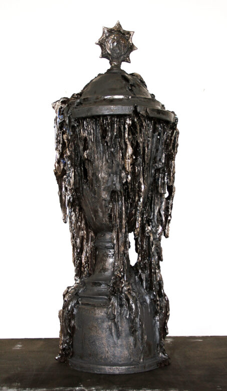 Grès noir émaillé, silicium, métal / Ceramics, platinum lustre 77 x 30 x 27 cm (30 3/8 x 11 3/4 x 10 5/8 in.) Socle / Plinth 10 x 40 x 40 cm (3 7/8 x 15 3/4 x 15 3/4 in.)
