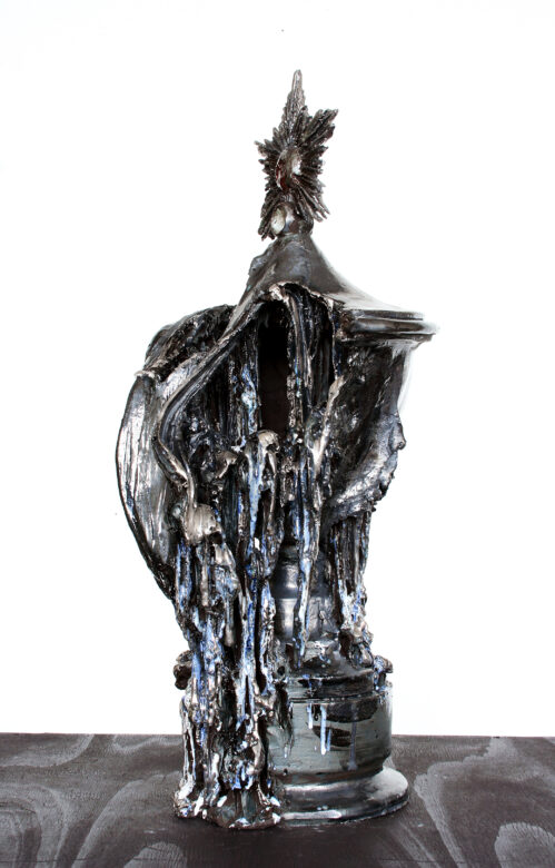 Grès noir émaillé, silicium, métal / Ceramics, platinum lustre 67 x 27 x 27 cm (26 3/8 x 10 5/8 x 10 5/8 in.) Socle / Plinth: 10 x 40 x 40 cm (3 7/8 x 15 3/4 x 15 3/4 in.)