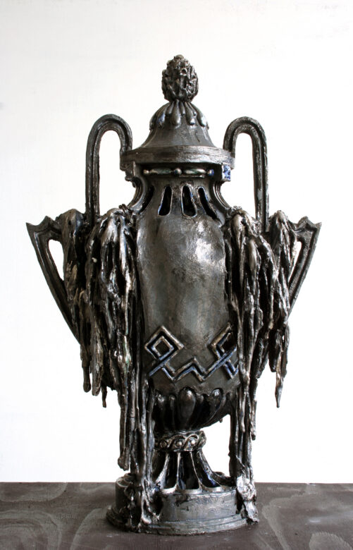 Grès noir émaillé, silicium, métal / Ceramics, platinum lustre 72 x 45 x 46 cm (28 3/8 x 17 3/4 x 18 1/8 in.) Socle / Plinth: 10 x 40 x 40 cm (3 7/8 x 15 3/4 x 15 3/4 in.)