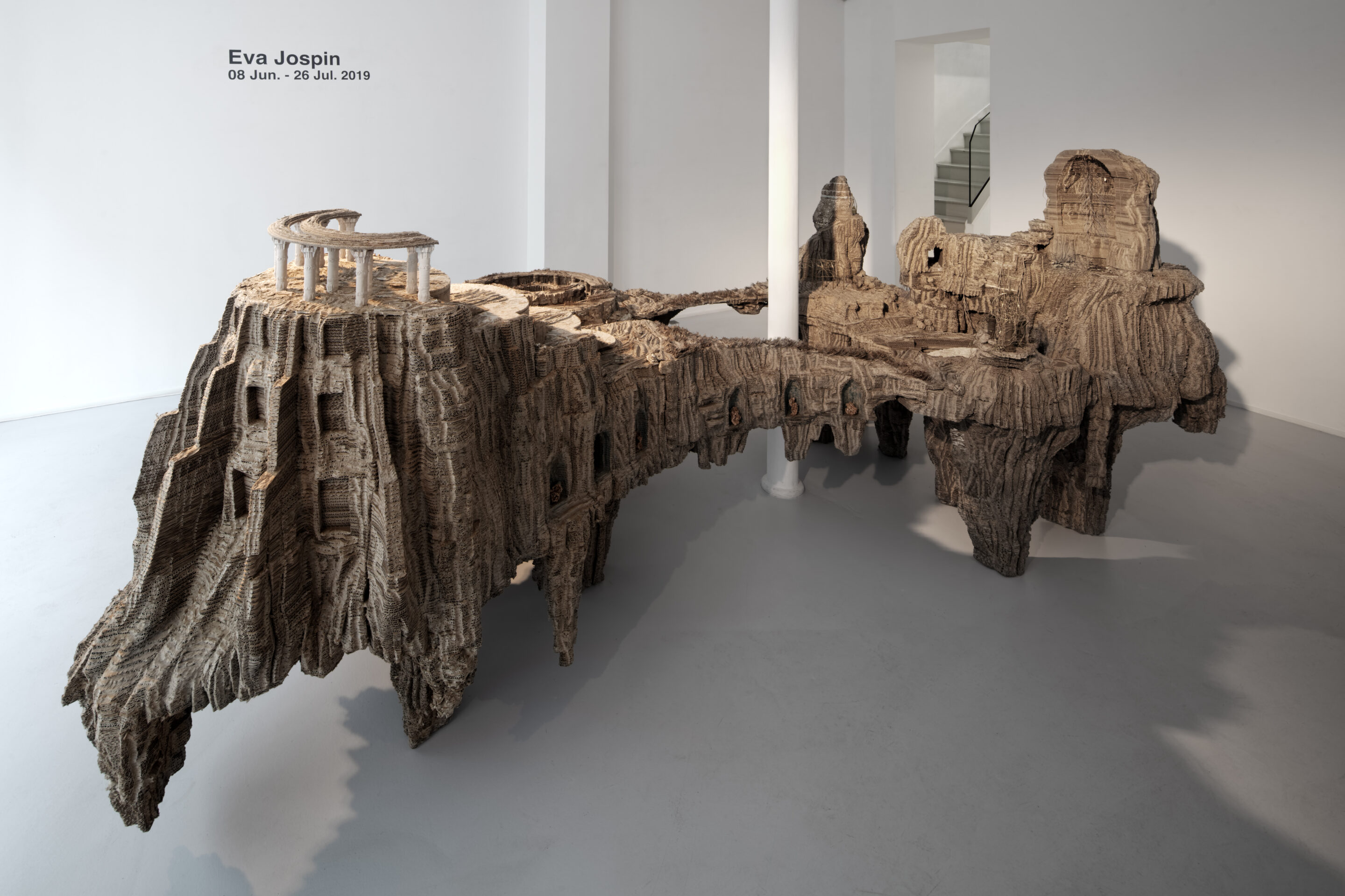 Carton, papier coloré, laiton, bois, plâtre / Cardboard, colored paper, brass, wood, plaster 330 x 180 x 160 cm (129 7/8 x 70 7/8 x 63 in.)