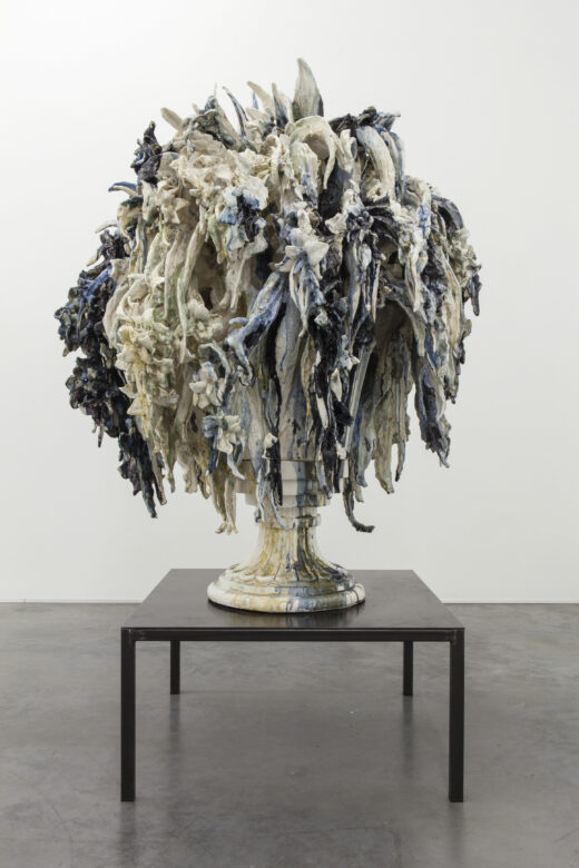 Céramique, socle en métal / Ceramics, metal plinth 151 x 120 x 107 cm (59 1/2 x 47 1/4 x 42 1/8 in.) 40 x 80 x 80 cm (15 3/4 x 31 1/2 x 31 1/2 in.) Socle / Plinth