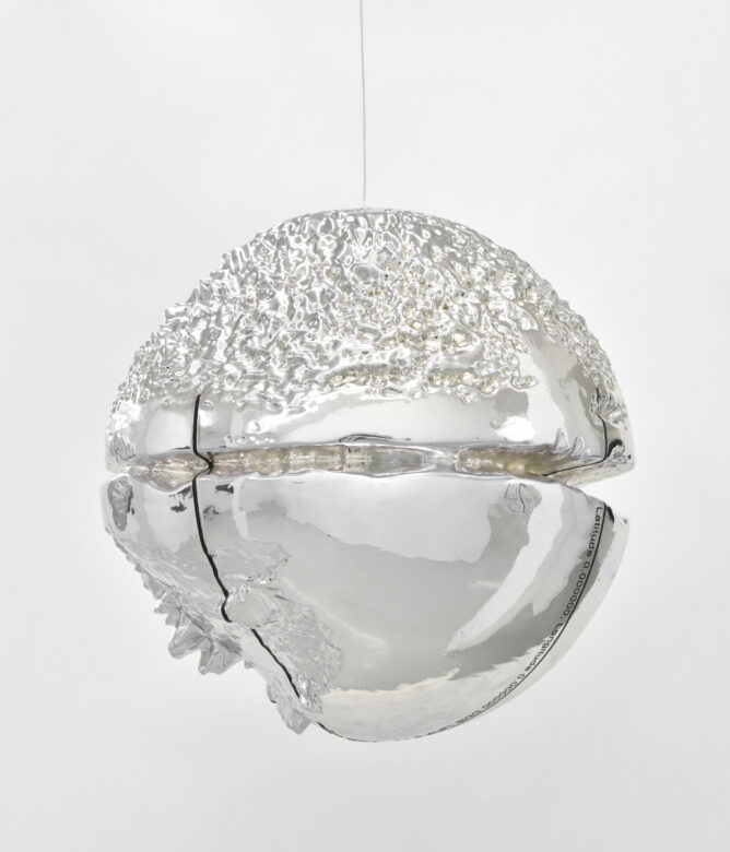 Plastique, peinture chromée / Plastic, chrome paint 35 x 35 cm (13 3/4 x 13 3/4 in.)