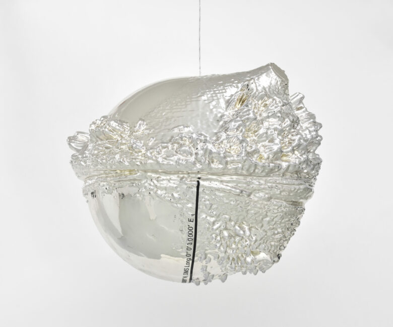 Plastique, peinture chromée / Plastic, chrome paint 35 x 35 cm (13 3/4 x 13 3/4 in.)