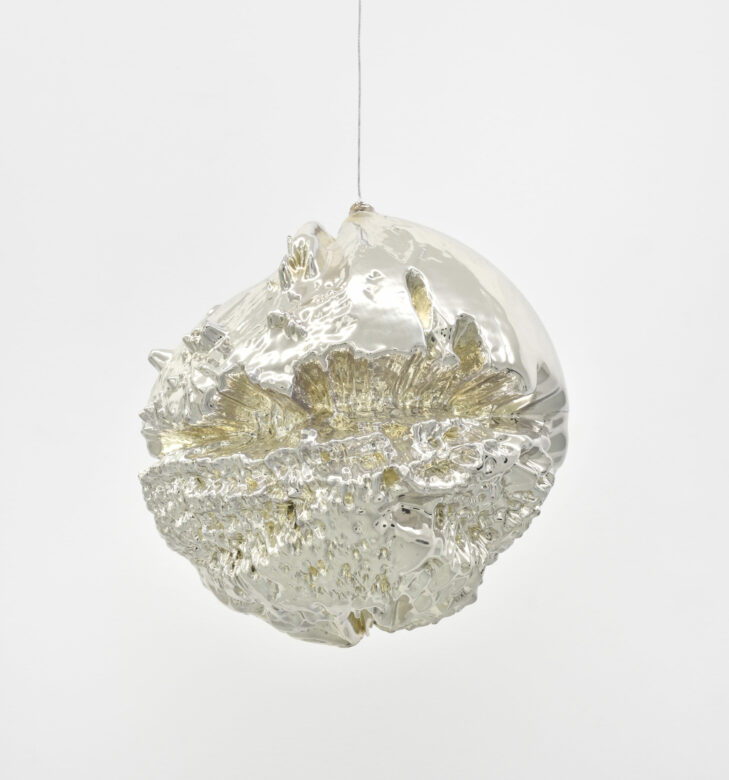 Plastique, peinture chromée / Plastic, chrome paint 30 x 30 cm (11 3/4 x 11 3/4 in.)