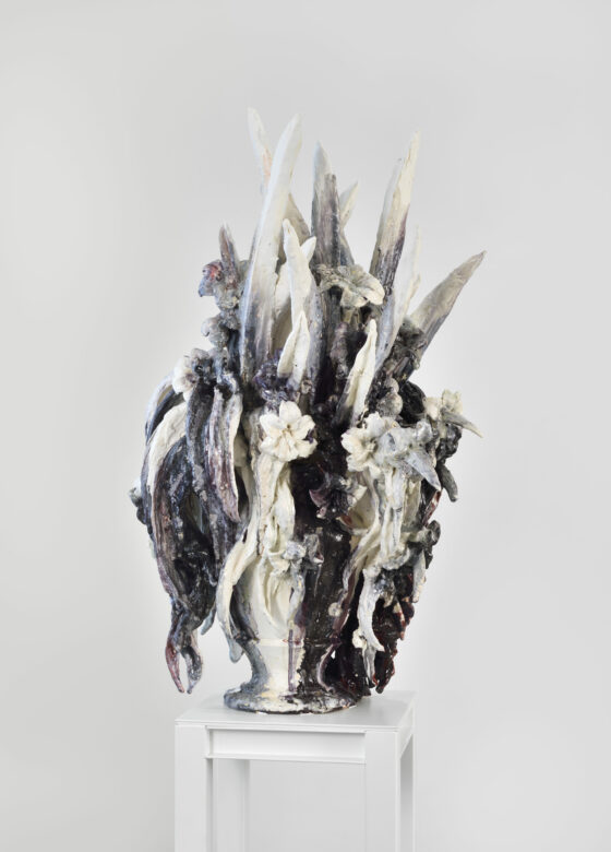 Céramique / Ceramics 101 x 65 x 48 cm (39 3/4 x 25 5/8 x 18 7/8 in.) 100 x 35 x 35 cm (39 3/8 x 13 3/4 x 13 3/4 in.) Socle / Plinth