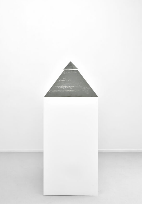 Caoutchouc polyuréthane, aimants / Polyurethane rubber, magnetic surfaces 40 x 55 x 55 cm (15 3/4 x 21 5/8 x 21 5/8 in.)