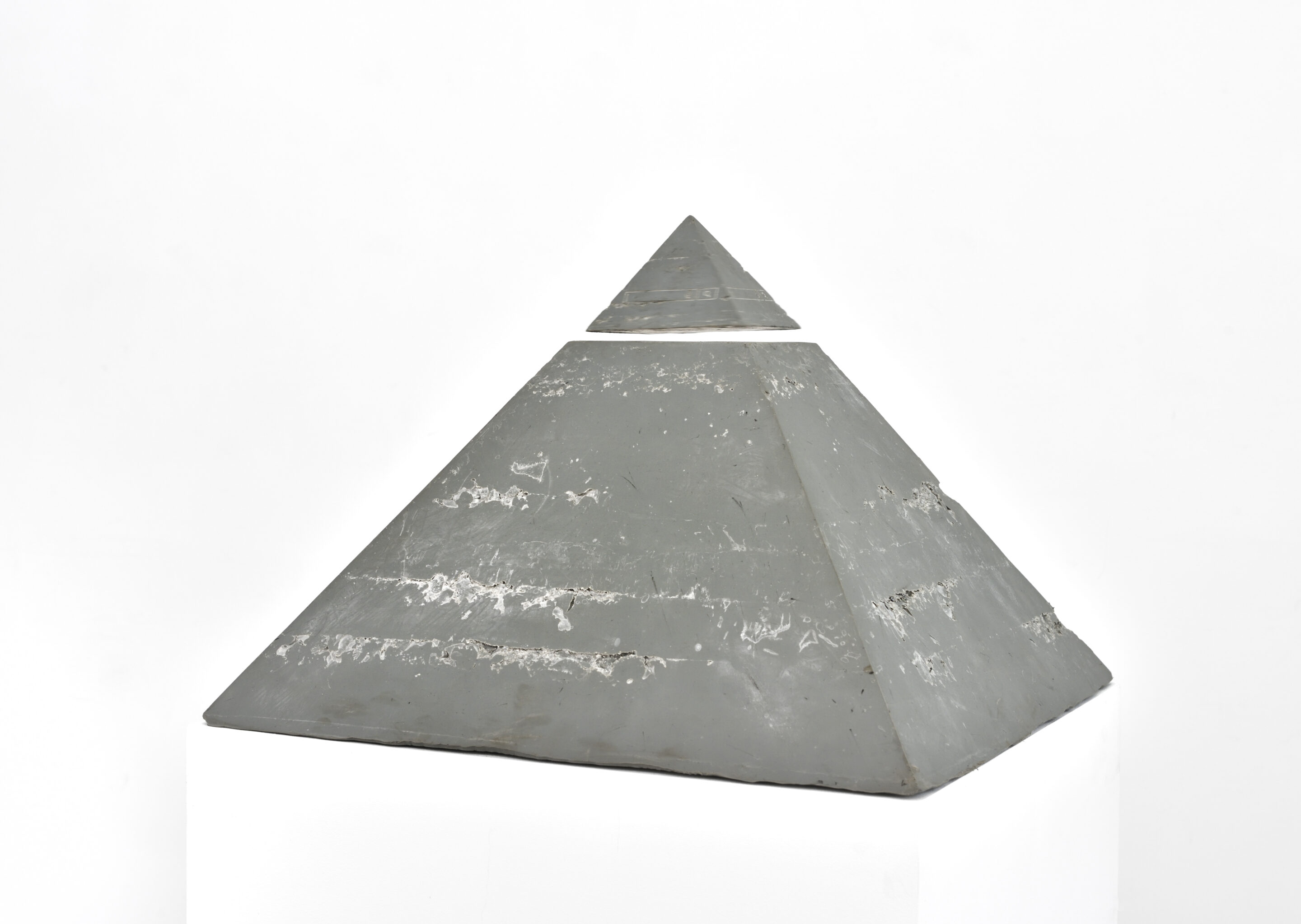 Caoutchouc polyuréthane, aimants / Polyurethane rubber, magnetic surfaces 40 x 55 x 55 cm (15 3/4 x 21 5/8 x 21 5/8 in.)