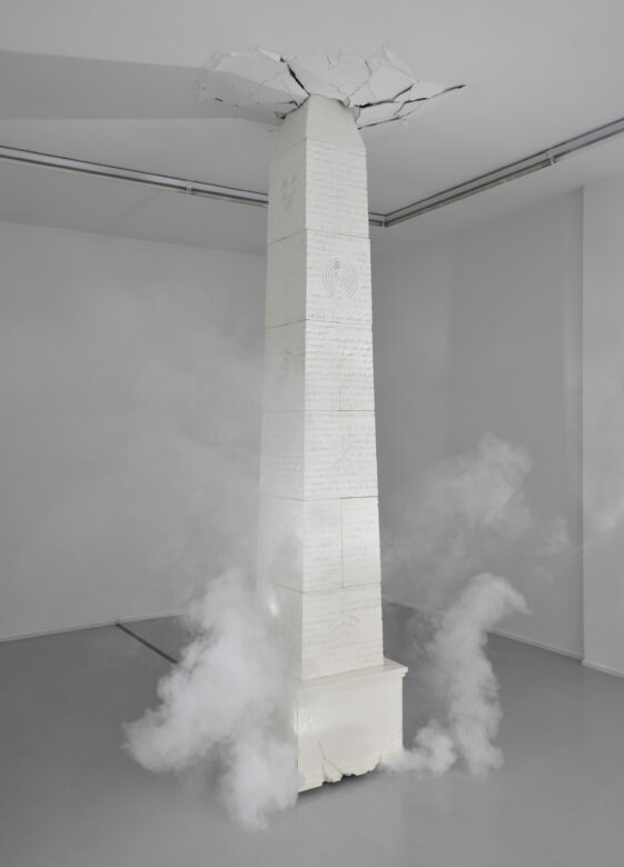 Polystyrène, plastique, machine à fumée / Styrofoam, plastic cover, smoke machine 300 x 60 x 60 cm (118 1/8 x 23 5/8 x 23 5/8 in.)
