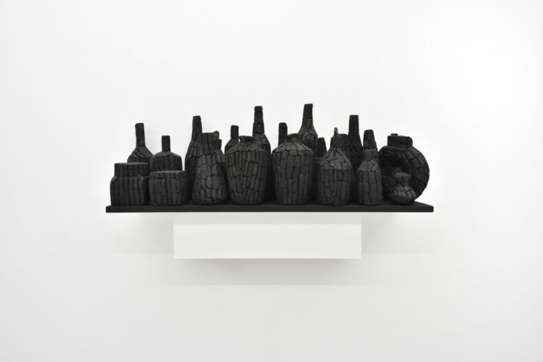 Charbon et pulpe de coton, 23 éléments / Charcoal with cotton rag pulp, 23 elements 33 x 100 x 30 cm (13 x 39 3/8 x 11 3/4 in.)