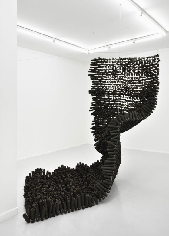 Bamboo et cordes métalliques / Bamboo with Metal strings 488 x 1445 x 20 cm (192 1/8 x 568 7/8 x 7 7/8 in.)