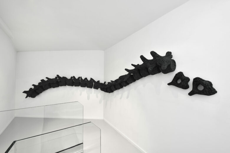 charbon de bois et pulpe de chiffon de coton, fixatif, 23 éléments /Wood charcoal with cotton rag pulp, fixative. 23 elements 220 x 50 x 40 cm (86 5/8 x 19 5/8 x 15 3/4 in.)