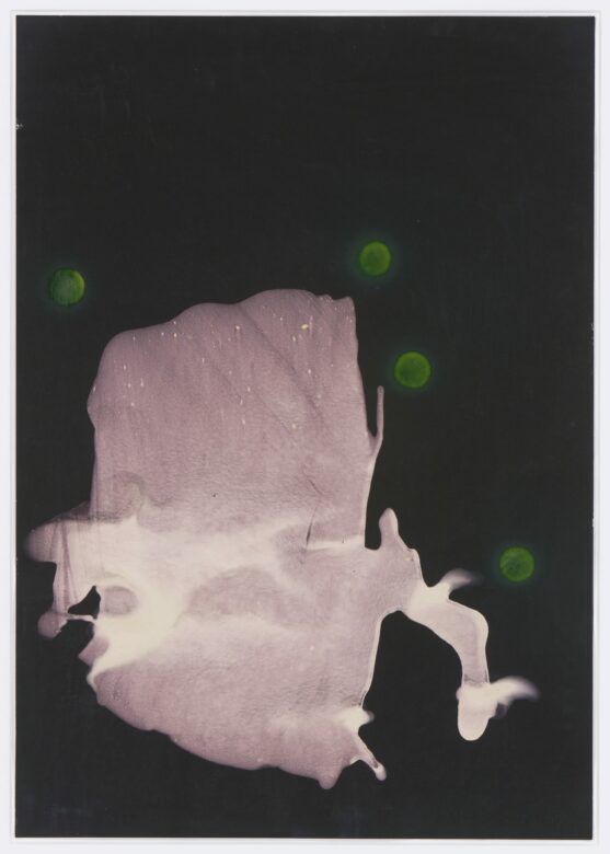 Couleur d’interférence sur carton noir / Interference color on black painted cardboard 100 x 70 cm (39 3/8 x 27 1/2 in.) POZ 461/00