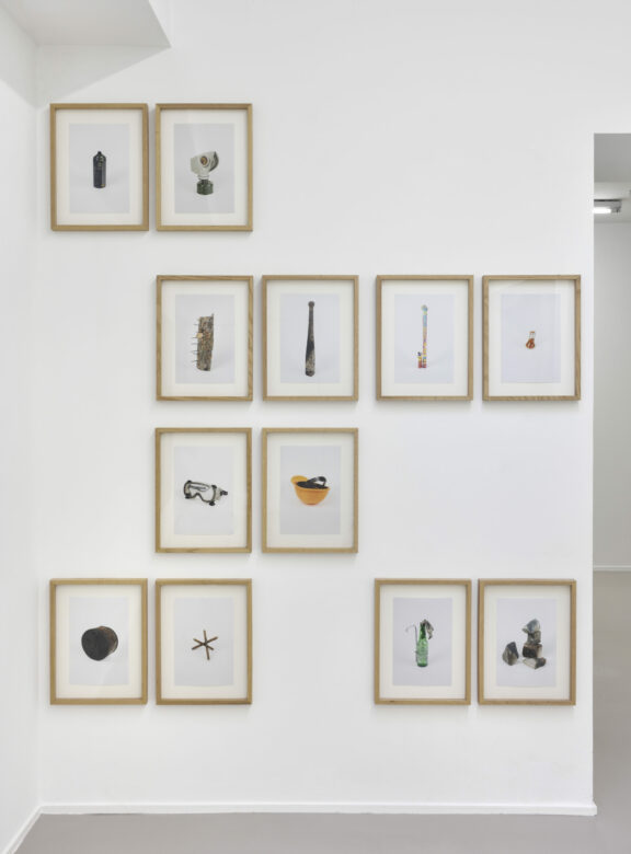 12 photographies / photographs 30 x 20 cm (11 3/4 x 7 7/8 in.) chaque / each