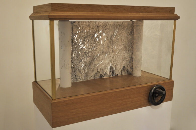 Mine de plomb sur papier, encre sur papier calque, bois, verre, mécanisme / Graphite on paper, ink on tracing paper, wood, glass, mechanism 55 x 75 x 35 cm (21 5/8 x 29 1/2 x 13 3/4 in.)