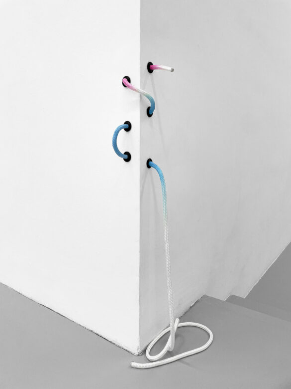 Corde teintée et œillets en plastique / Dyed rope and plastic eyelets Hauteur / Hight: 100 cm