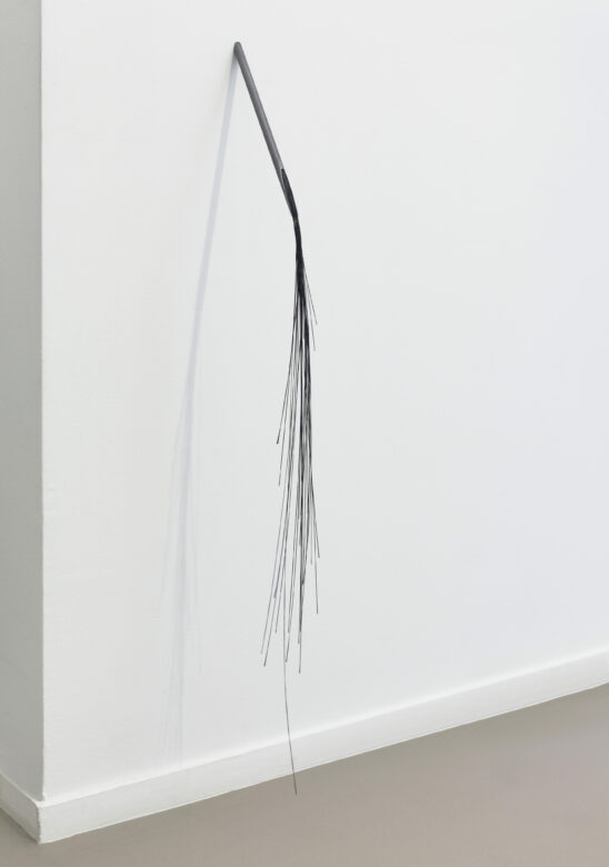 Acier, fils de céramique technique, cire / Steel, technical ceramics wires, wax 87 x 5 cm (34 1/4 x 2 in.) Pièce unique / Unique piece