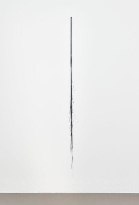 Acier, fils de céramique technique, cire / Steel, technical ceramics wires, wax 160 x 5 cm (63 x 2 in.) Pièce unique / Unique piece