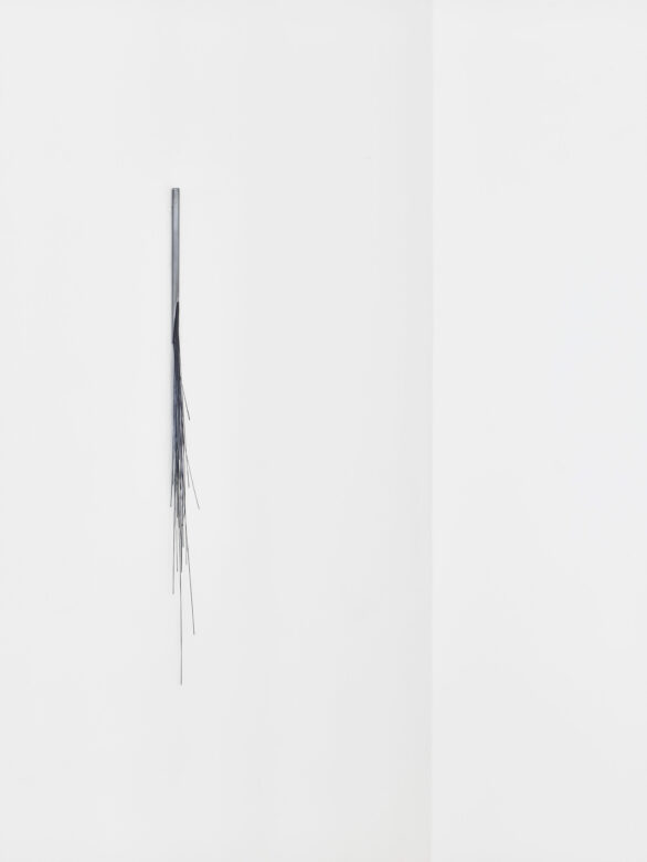 Acier, fils de céramique technique, cire / Steel, technical ceramics wires, wax 72 x 5 cm (28 3/8 x 2 in.) Pièce unique / Unique piece