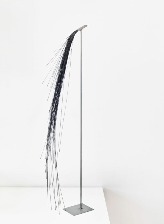 Acier, fils de céramique technique, cire / Steel, technical ceramics wires, wax 72 x 15 cm (28 3/8 x 5 7/8 in.) Pièce unique / Unique piece