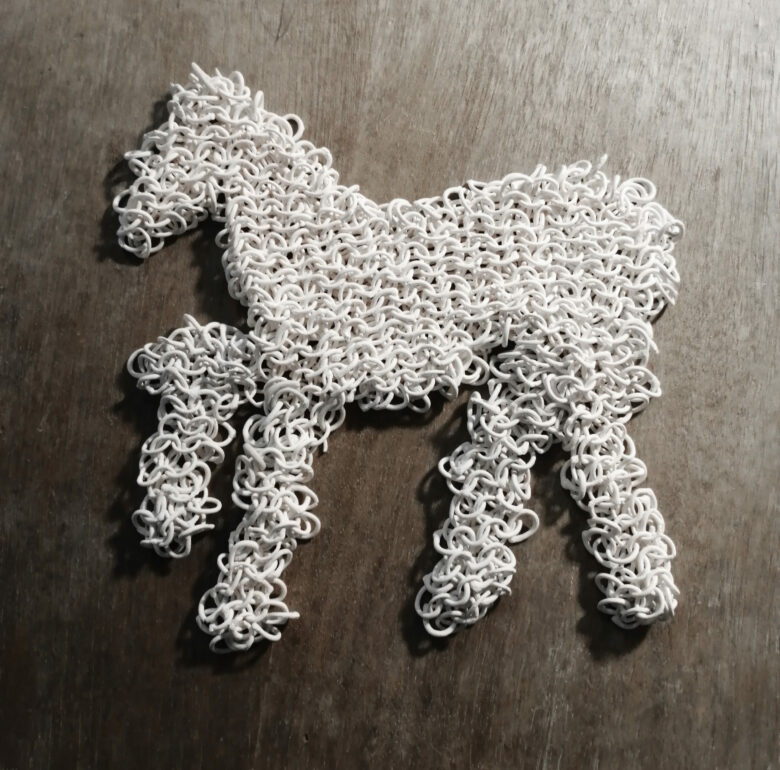 Cotte de maille en porcelaine pour petit poney / Porcelain chainmail for small pony 12,3 x 10,2 x 0,3 cm (4 7/8 x 4 x 0 1/8 in.)