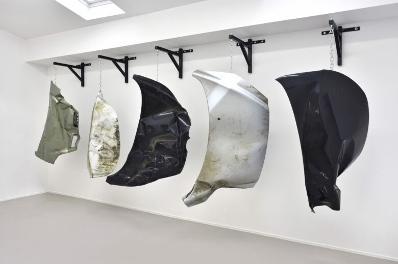 Potences de sac de boxe, capots de voiture / Boxing bag stems, car hoods 180 x 600 cm (70 7/8 x 236 1/4 in.)