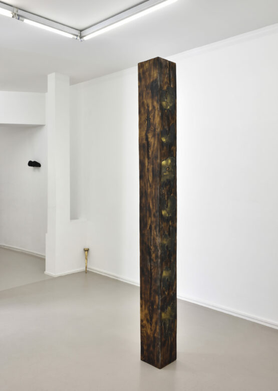 Bois, résine / Wood, resin 240 x 45 x 45 cm (94 1/2 x 17 3/4 x 17 3/4 in.)