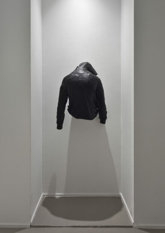 Sweat à capuche, résine epoxy et goudron / Hoodie, epoxy resin and tar 77 x 55 x 40 cm (30 3/8 x 21 5/8 x 15 3/4 in.)