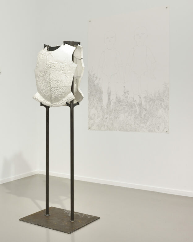 Armure en porcelaine / Porcelain armor Plastron / breastplate: 55 x 43,4 x 6,8 cm Dos / Back: 55 x 43 x 10,5 cm