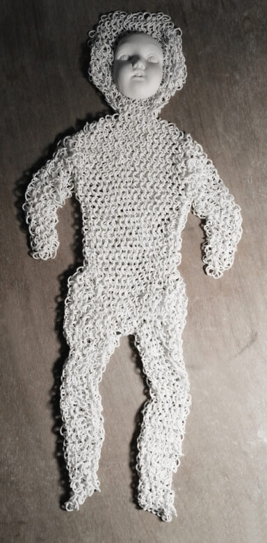Masque et cotte de maille en porcelaine pour petite poupée / Porcelain mask and chain mail for little dolls 36 x 15 x 1,5 cm (14 1/8 x 5 7/8 x 0 5/8 in.)