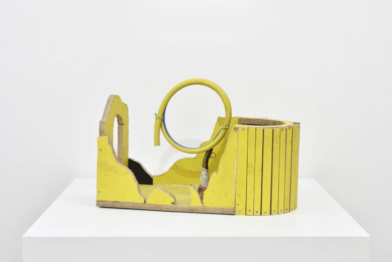 Bois, trompette et tuyau d’arrosage / Wood, trumpet, and garden hose 27,5 x 38 x 13 cm (10 7/8 x 15 x 5 1/8 in.)