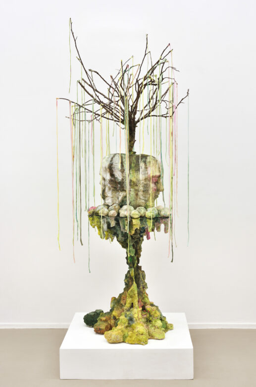 Béton, branches, bois, tissus et peinture à l’huile / Concrete, branches, wood, fabric stripes and acrylic paint 158 x 90 x 115 cm (62 1/4 x 35 3/8 x 45 1/4 in.)