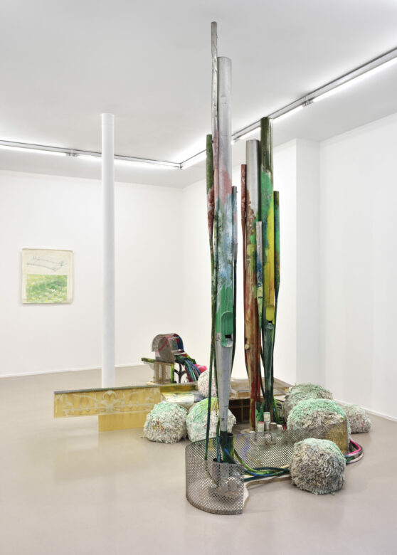Tuyaux d’orgues, soufflerie, Bois, métal, plastique, plexiglass, plâtre, coton, peinture à l’huile / Organ pipes, blower, wood, metal, plastic, plexiglass, plaster, cotton, oil paint 240 x 270 x 340 cm (94 1/2 x 106 1/4 x 133 7/8 in.)