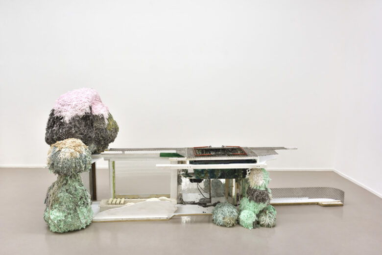 Bois, métal, plexiglass, verre, mosaïque miroir, crépi, coton, peinture à l’huile, eau / Mixed media 113 x 270 x 80 cm (44 1/2 x 106 1/4 x 31 1/2 in.)