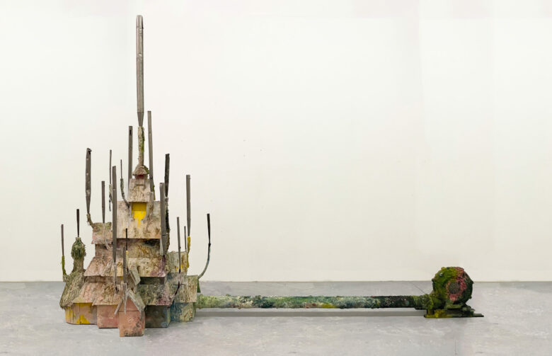 Bois, tuyaux d’orgues, peinture à l’huile, crépis, tuyaux de plastique, vernis, serpillière, soufflerie / Wood, organ pipes, oil paint, plaster, plastic pipes, varnish, mop, blower 280,5 x 391,5 x 81 cm (110 3/8 x 154 1/8 x 31 7/8 in.)