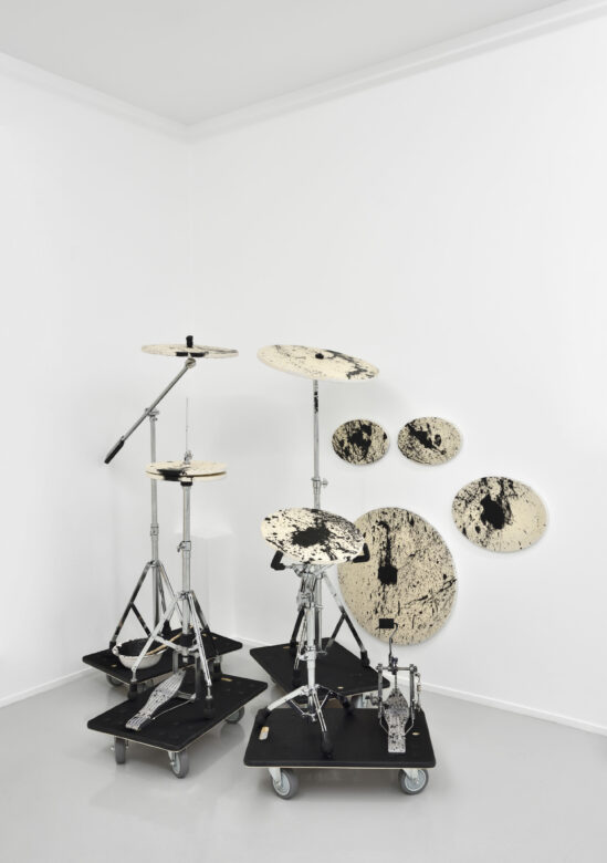 Toiles sur chassis rond et ovales sur trépieds de batterie / Canvas on circular frames on drum’s tripods 180 x 150 cm (70 7/8 x 59 in.)