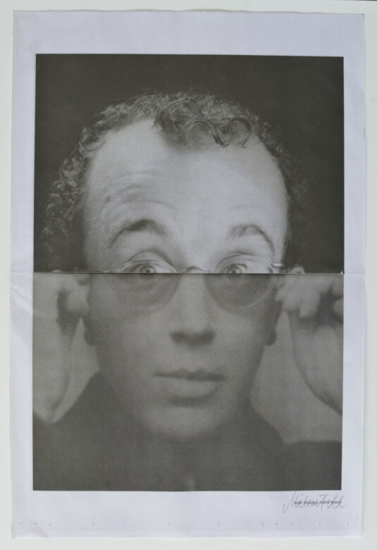 Collage (papier journal) / Collage (newsprint) 47 x 31,5 cm (18 1/2 x 12 3/8 in.)