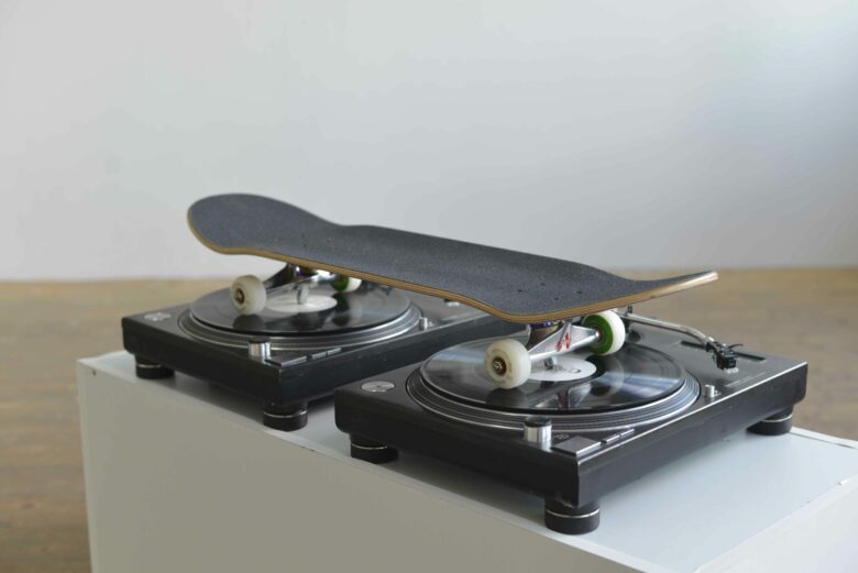 Skateboard sur platines / Canvas on circular frames on drum’s tripods 98 x 43 x 18 cm (38 5/8 x 16 7/8 x 7 1/8 in.)